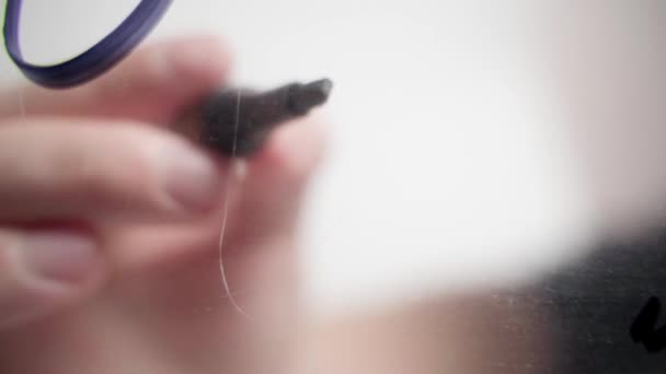 Hand draws a heart on a transparent glass with a black marker — Vídeo de Stock