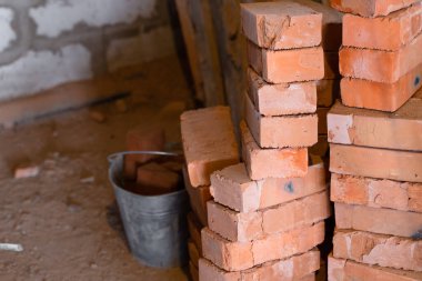 Kırmızı seramik tuğlalar kulelere istiflenmiş.