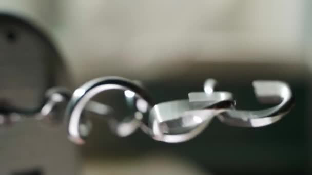 Τα whisks για την ανάμειξη με ένα μίξερ κουζίνας close-up περιστρέφονται. οικιακό ηλεκτρικό εργαλείο — Αρχείο Βίντεο