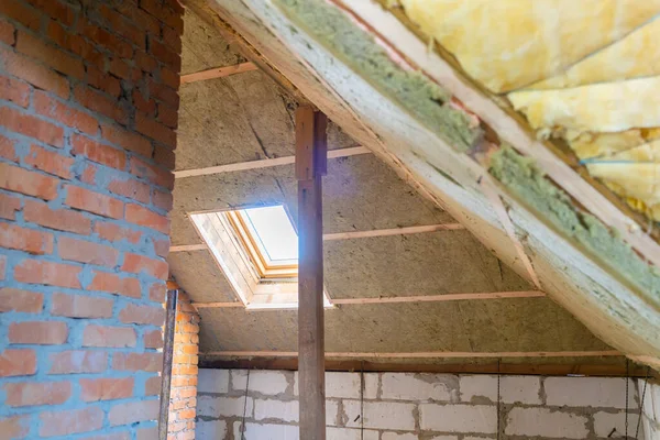 Pencere, yeşil mineral yünüyle izole edilmiş çatıya inşa edilmiş. Genel plan