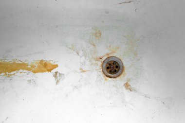 Lekeli kirli banyo. Tıkanmış drenaj deliği.