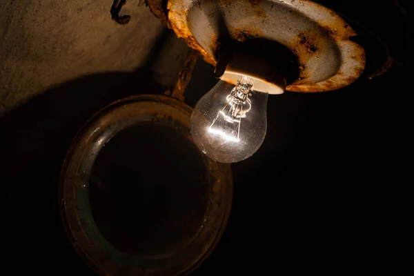 Eine Alte Glühbirne Einer Alten Rostigen Deckenlampe Einem Dunklen Keller — Stockfoto