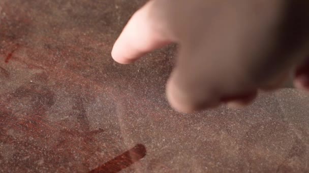 Der Finger zeichnet aus nächster Nähe ein Kreuz auf den Staub. Markieren Sie einen Ort für dringende Reinigung. Verstaubtes altes Sideboard — Stockvideo