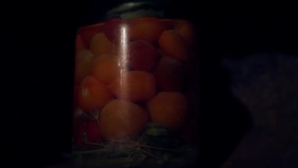 Tomates Salgados Frasco Vidro Adega Close Escuro Comida Bunker Imagens — Vídeo de Stock