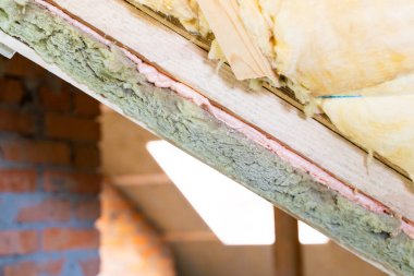 Mineral yünü ile kiriş arasındaki boşluk köpükle kaplanmış, yakın plan.