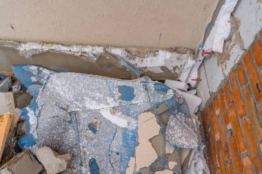 Evin dış cephesi yalıtımlı. inşaat enkazı