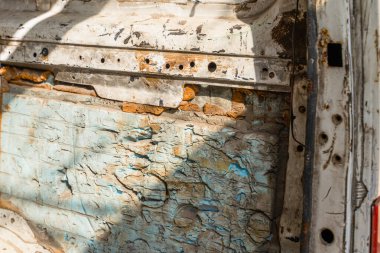 Eski beyaz bir minivanın gövdesi mavi yoğun polistiren köpük ve poliüretan köpük ile izole edilmiştir. Kaldırılan otobüs süslemesi