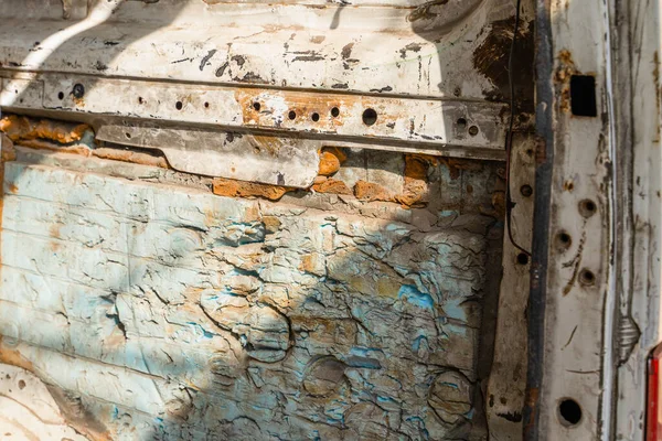 Eski beyaz bir minivanın gövdesi mavi yoğun polistiren köpük ve poliüretan köpük ile izole edilmiştir. Kaldırılan otobüs süslemesi