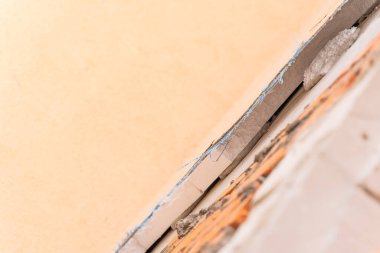 Duvarla polistiren köpük yalıtımı arasındaki boşluk. Özel bir evi ısıtma teknolojisi.