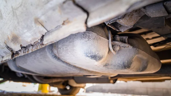 Πλαστικό Ρεζερβουάρ Αερίου Εγκατεστημένο Αυτοκίνητο Σκουριασμένο Σαπισμένο Σώμα Κάτω Όψη — Φωτογραφία Αρχείου