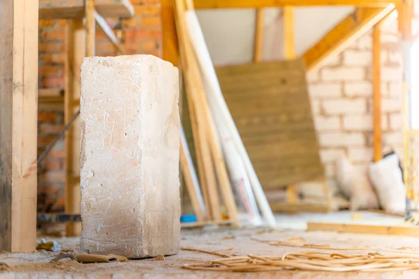 Havalandırmalı beton blok bir inşaat sahasında duruyor.