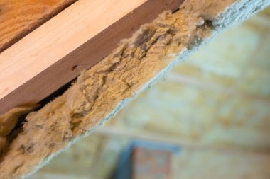 Pamuk çarşaf yalıtımlı özel bir evin tavanının yalıtımı