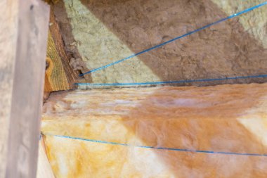 Çatı yalıtımı iki kat mineral yünü ve cam yün örtüşür.