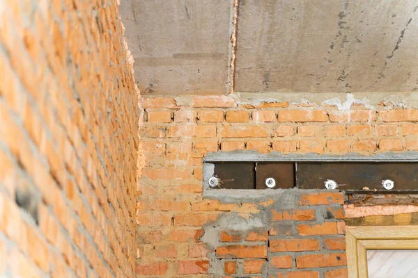 Reforço Aberturas Interiores Com Canais Ferro Uma Porta Numa Parede — Fotografia de Stock