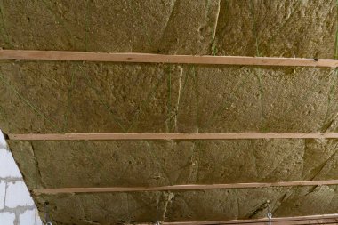 Çatı mineral yalıtımı ile izole edilmiş, mineral yünü polipropilen iplikle çevrelenmiş.