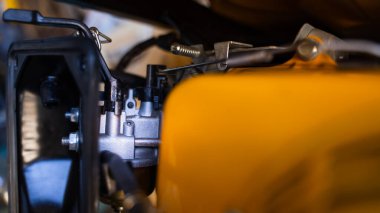 Küçük benzin motoru karbüratörü. Hava filtresi, gaz jeneratörünün karbüratörüne fındıklı konaklıyor.