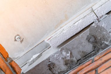 Duvarla polistiren köpük yalıtımı arasındaki boşluk. Özel bir evi ısıtma teknolojisi.