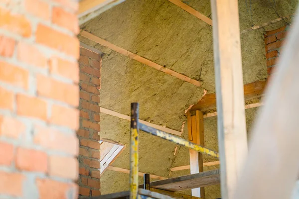 Gegoten Dak Geïsoleerd Met Groene Minerale Wol — Stockfoto