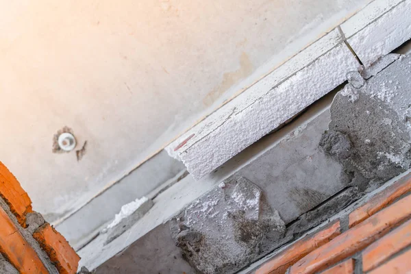 Duvarla polistiren köpük yalıtımı arasındaki boşluk. Özel bir evi ısıtma teknolojisi.