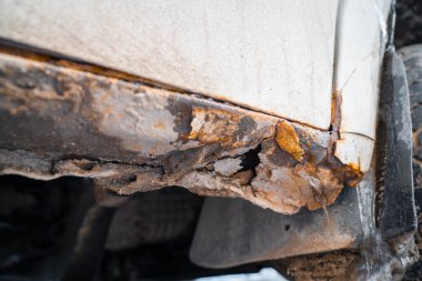 Paslı beyaz araba ambarları yakın plan. Reaktörlerin kışın korunmasız bir araba gövdesi üzerindeki etkisi