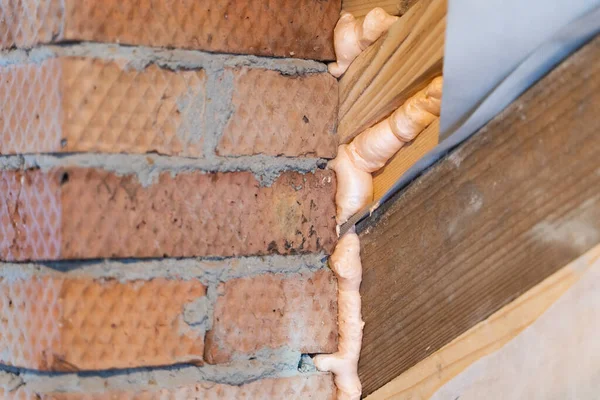 Duvar ve çatı kirişleri arasındaki bağlantı köpük ile yer değiştirdi