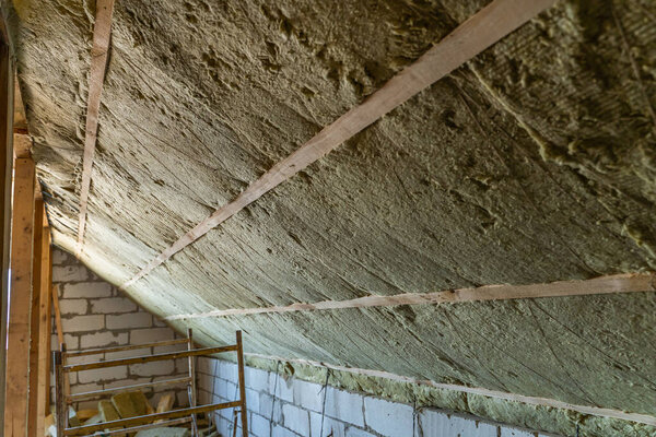 The roof is insulated with mineral sheet insulation, mineral wool is hemmed with polypropylene thread
