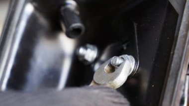 Bir fındığı sökmeye yakın plan. Hava filtresini sök. Karbüratör girişi. Yüksek kalite 4k görüntü
