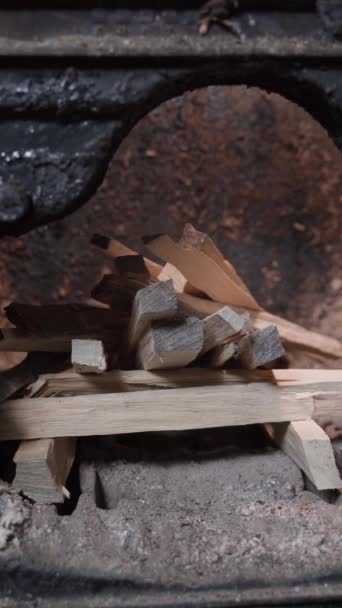 Vidéo Verticale Montrant Empilement Bois Chauffage Dans Foyer Une Chaudière — Video