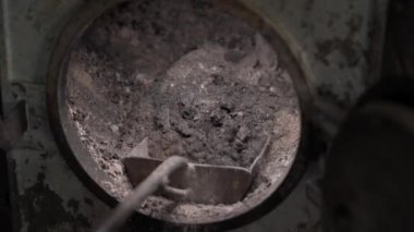 Yakından demir kepçeyle şömineden kül temizliyorum. Yüksek kalite 4k görüntü