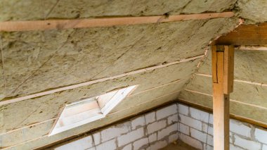 Pencere, mineral yünüyle yalıtılmış, eğimli bir çatıya monte edilmiş.