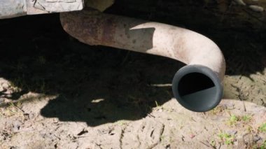Motoru çalıştırma girişimlerinde başarısız olan eski bir dizel arabanın egzoz borusuna yakın çekim. Yüksek kalite 4k görüntü