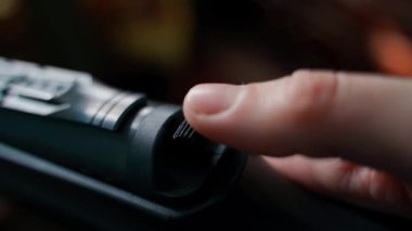 Parmak, havalı tüfeğin emniyetini açar ve yakın çekim görüntüsünü taklit eder. Yüksek kalite 4k görüntü