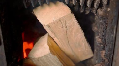 Katı bir odun yakan kazanın şömine kutusu yakacak odunlarla doludur. Özel bir evi ısıtmak için kazanda yangın çıktı. Yüksek kalite 4k görüntü
