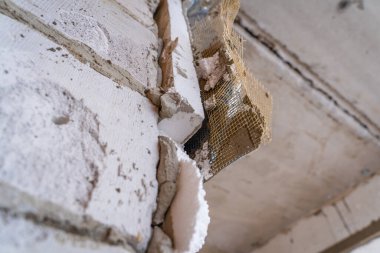 Havalandırılmış beton bloğa yapıştırılmış polistiren köpük.