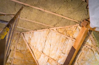 Çatıda iki kat yalıtım malzemesi var. Tavan kirişleri arasında kademeli olarak sarı cam yünü ve yeşil mineral yünü döşeme