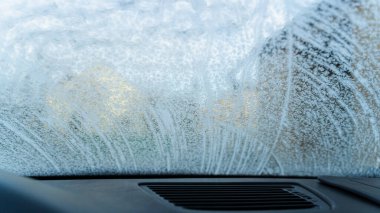 Arabanın ön camı buzla kaplıydı, içeriden bakılmıştı.