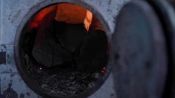 Una Estufa Rural Con Fuego Cierra Con Una Puerta Redonda — Vídeos de Stock