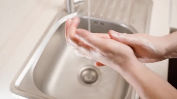 用肥皂水彻底洗手的特写 背景是冲洗台 第一人称视角 高质量的4K镜头 — 图库视频影像