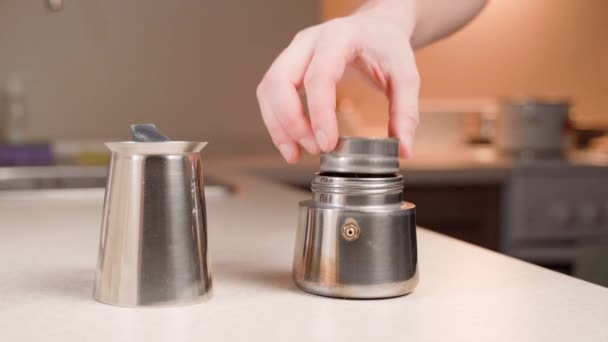 Uma Mão Dobra Uma Máquina Café Geyser Derrama Café Moído — Vídeo de Stock