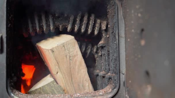 Oheň Vzplál Peci Kotle Dřevo Naplněného Palivem Vytápění Vody Soukromém — Stock video