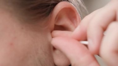Kulak boşluğunun iyice temizlenmesi ve yakın plan kulak çubuğu kullanılması. Yüksek kalite 4k görüntü