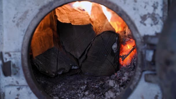 Bois Chauffage Brûle Dans Vieux Poêle Rural Avec Trou Rond — Video