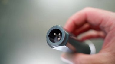 Mikrofonun alt kısmında XLR konnektörü var. Yüksek kaliteli FullHD görüntüler