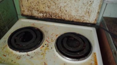 Çok eski mutfak elektrikli sobası, insan yaşamı için kötü koşullarda yoğun kirlilik içinde. Yüksek kaliteli FullHD görüntüler