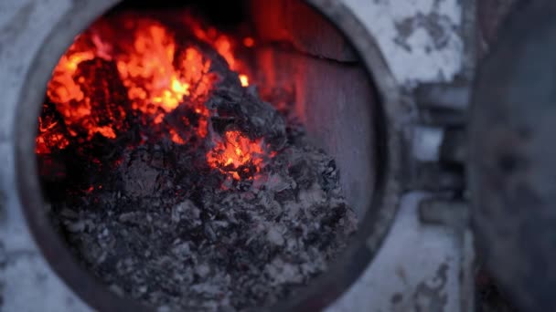 薪を溶かしたオレンジ色の石炭で炉に投げ込む 冬に田舎の家を暖める 高品質4K映像 — ストック動画