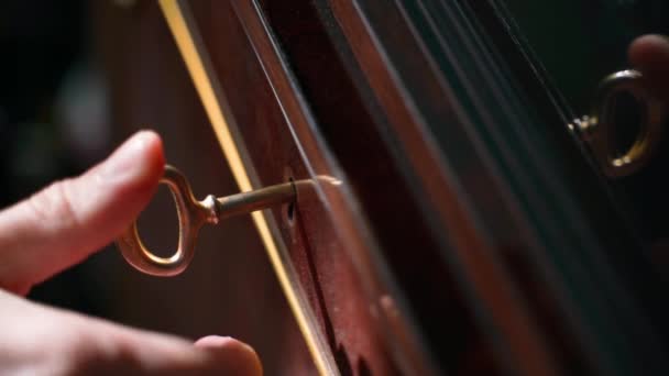 在一个旧的木制餐具柜的钥匙孔里打开一把金色的钥匙 打开一扇神秘的门 优质Fullhd影片 — 图库视频影像