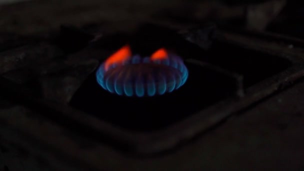 Quemaduras Gas Una Cocina Gas Sucia Descuidada Con Destellos Policía — Vídeo de stock