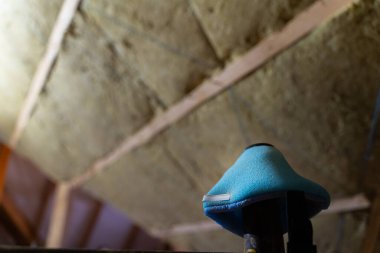 Mavi bina solunum cihazı, yalıtımlı cam yünün arka planına yakın plan maskesi, alt manzara.