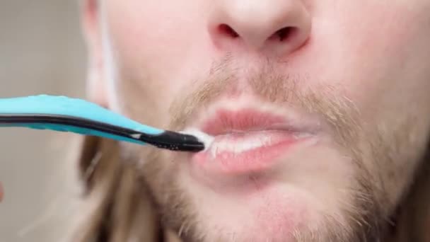 Jeune Homme Lave Soigneusement Les Dents Avec Dentifrice Une Brosse — Video