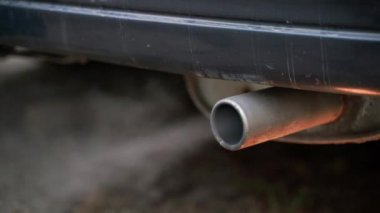 Motor ısınırken arabanın egzoz borusundan buhar çıkıyor. Yüksek kalite 4k görüntü